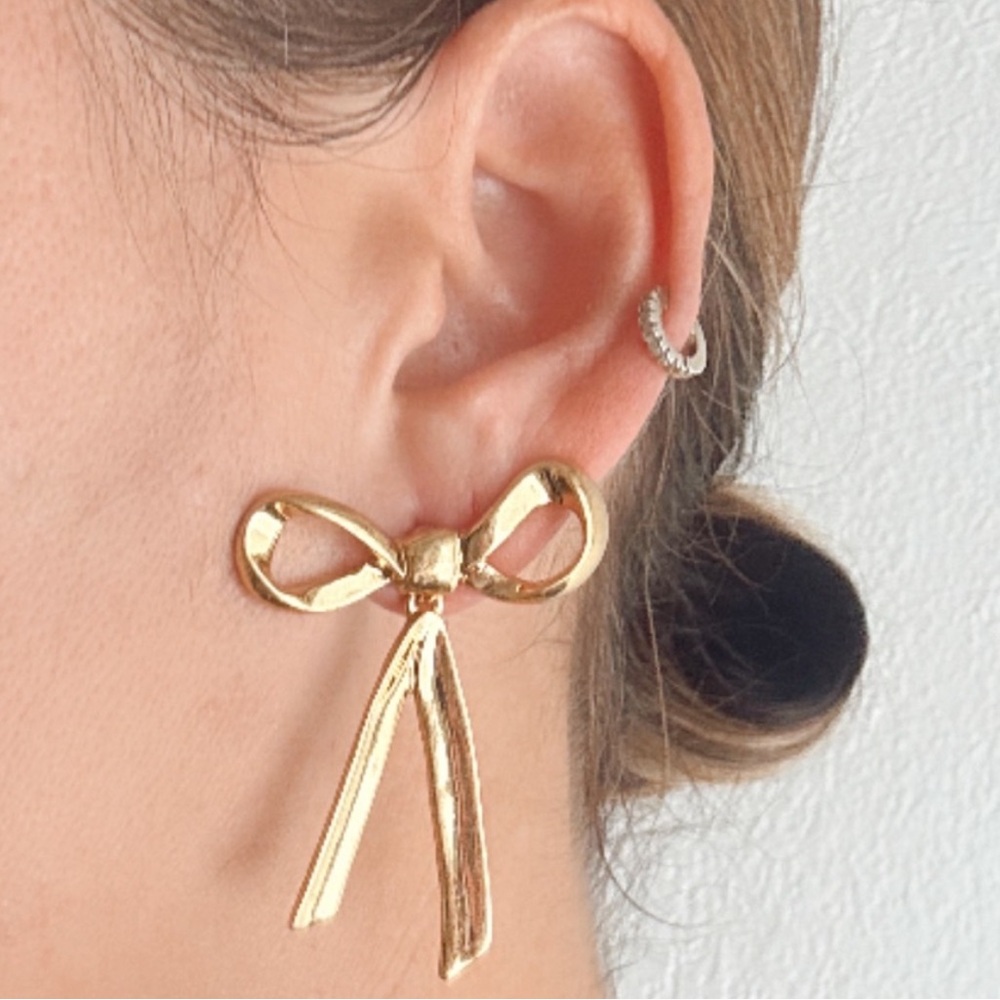 OSCAR DE LA RENTA • Simply Elegant Sculpted Mobile Vintage Bow Earrings - Picture 4 of 12